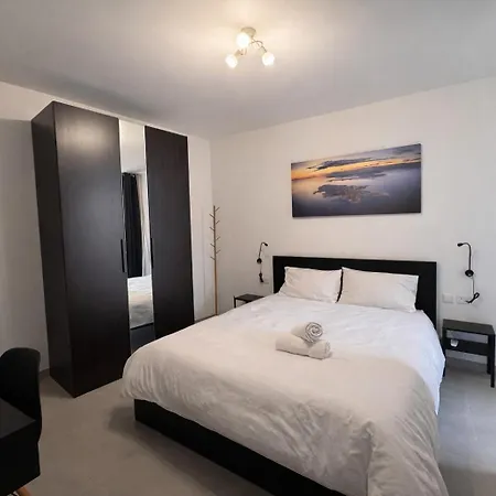 Modern & Bright 2-bedroom Apartment *
